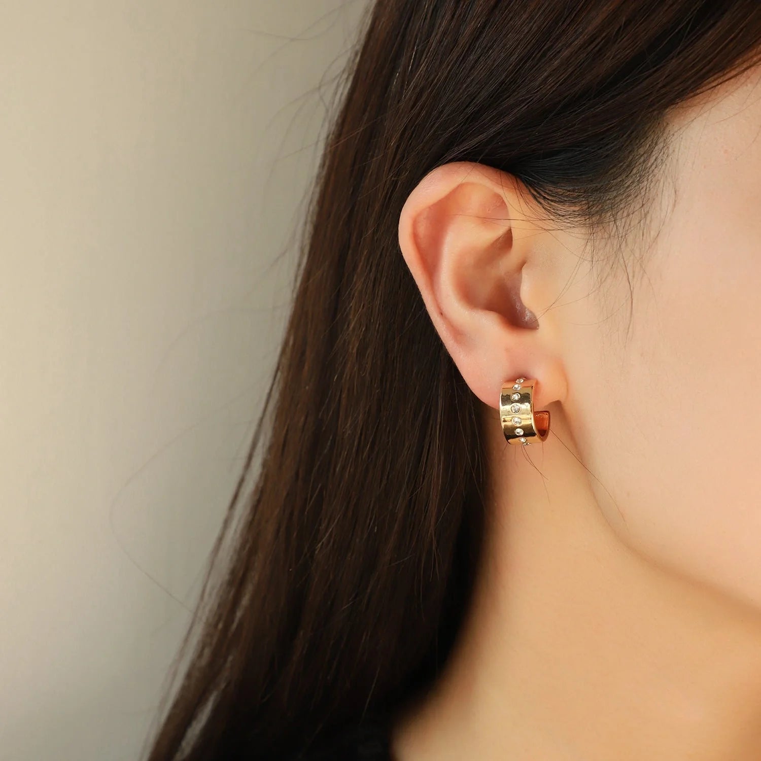 Women's chain-like flat snake twin necklace set with earrings, showcasing layered design and quadrilateral pendant.