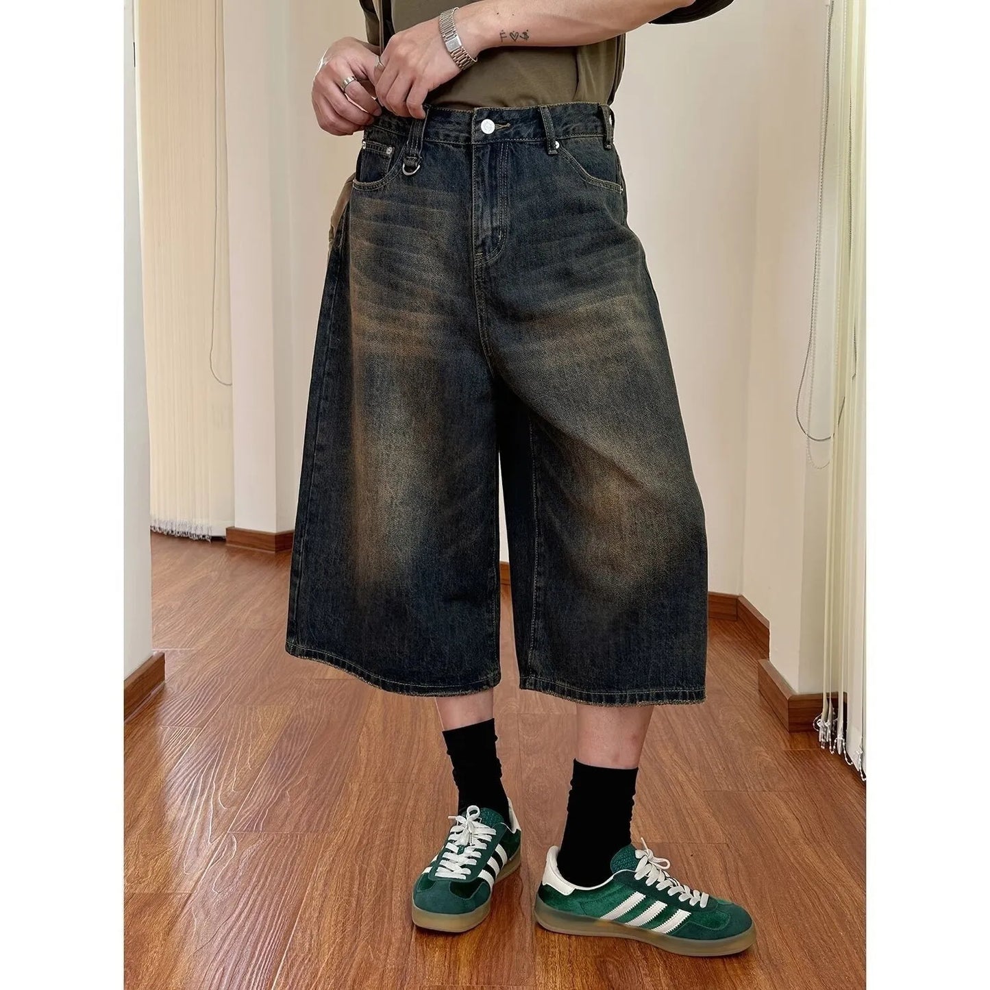 Men's loose straight-leg denim shorts in multiple colour washes with fifth pants length