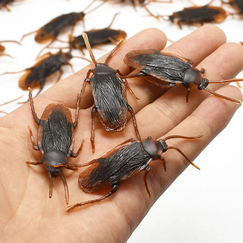 Realistic Halloween plastic cockroach prank toy, 7CM in length, brown color