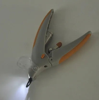 LED dog nail trimmer with blood line indicator on blister card packaging