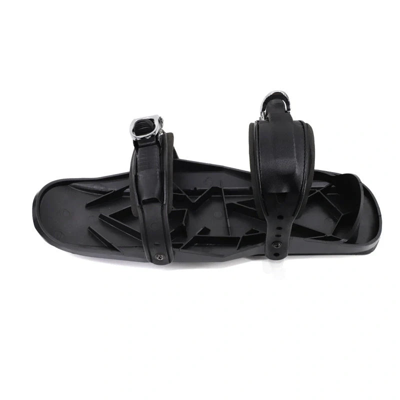 Mini short ski skates for snowboarding in black, featuring adjustable fixers and a 10 cm turning radius.