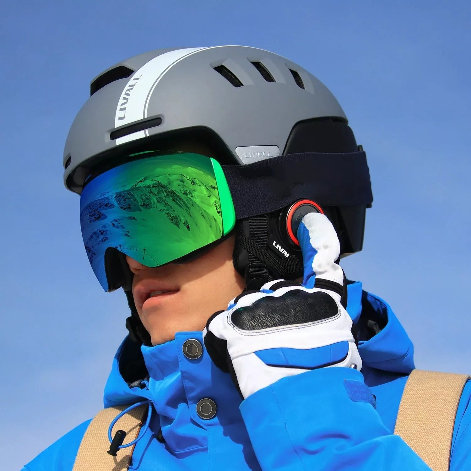 Smart ski helmet with Bluetooth and SOS features in Graphite Black and Pepper White
