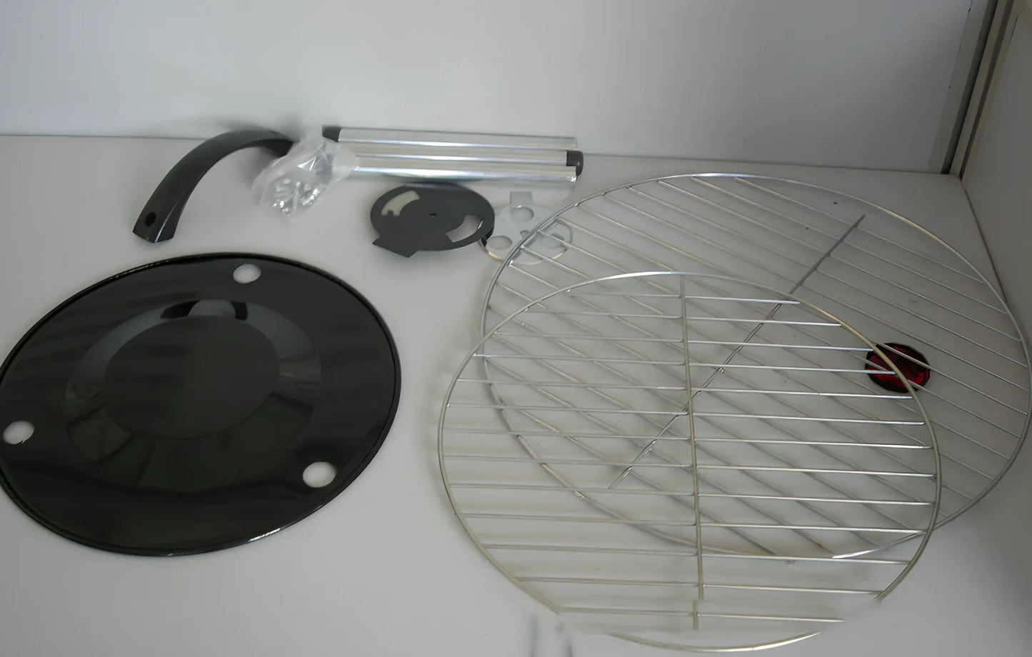 Spherical barbecue stove with 34.2cm cooking surface and black red finish