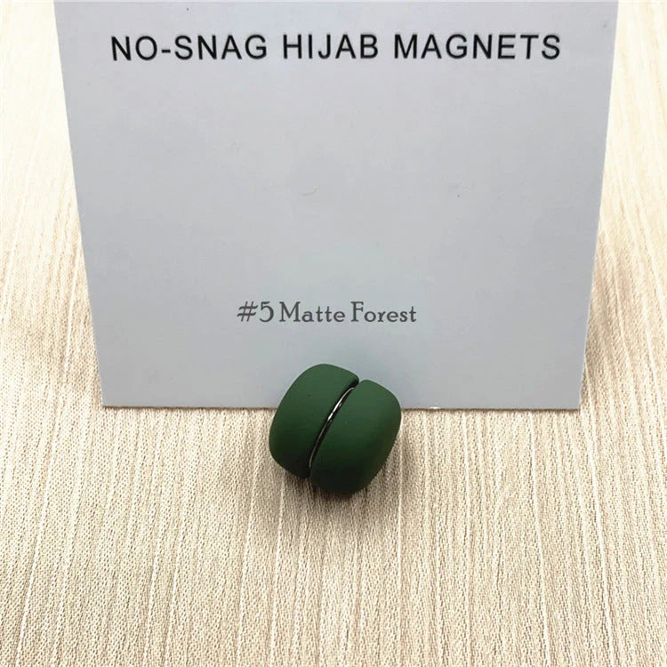 Malaysia Strong Scarf Buckle Macron Round Magnet in painted zinc alloy for secure scarf attachment