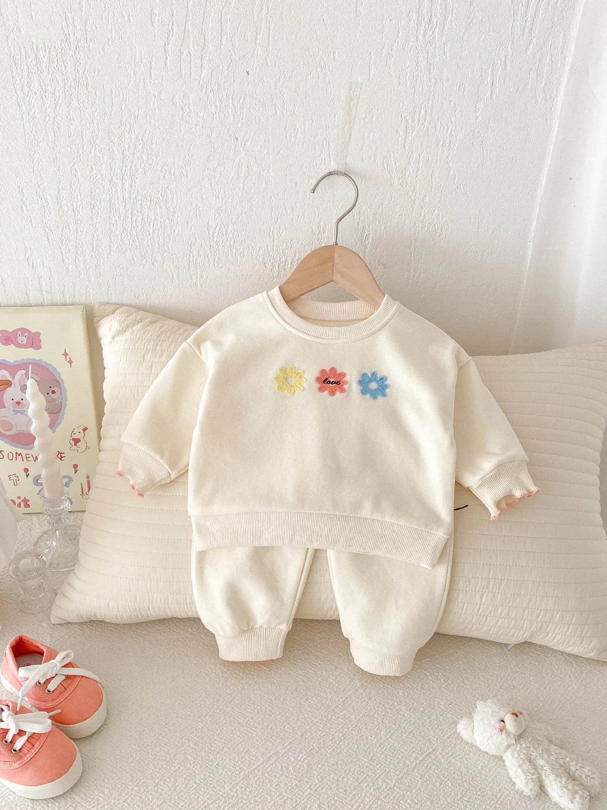 Light beige cotton sweatshirt and sweatpants set with small flower print for girls