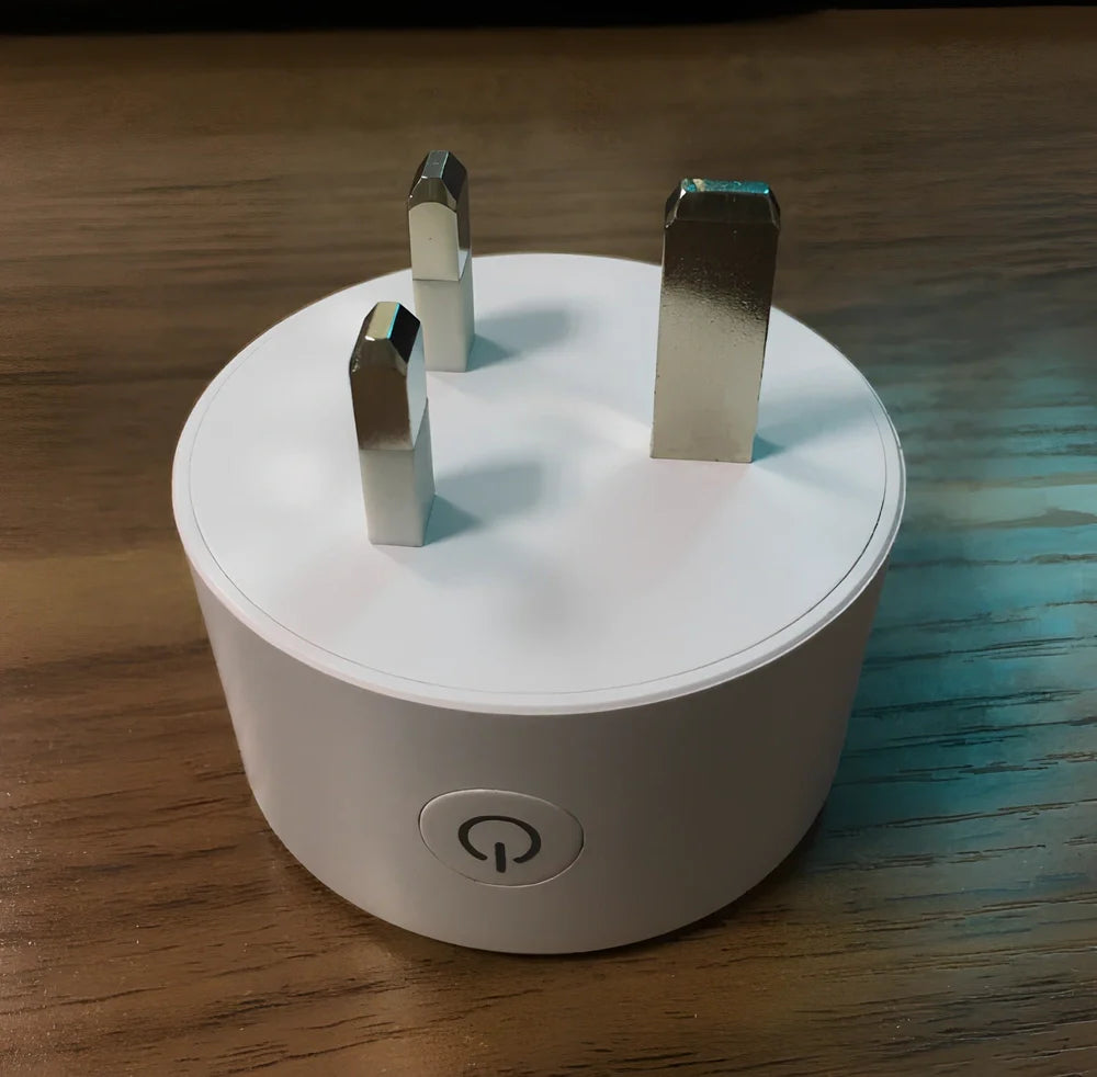 Wi-Fi smart plug with 4 power sockets and USB ports for remote control of devices