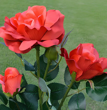 Solar rose garden lamp with white LEDs and crepe petals for pathway lighting