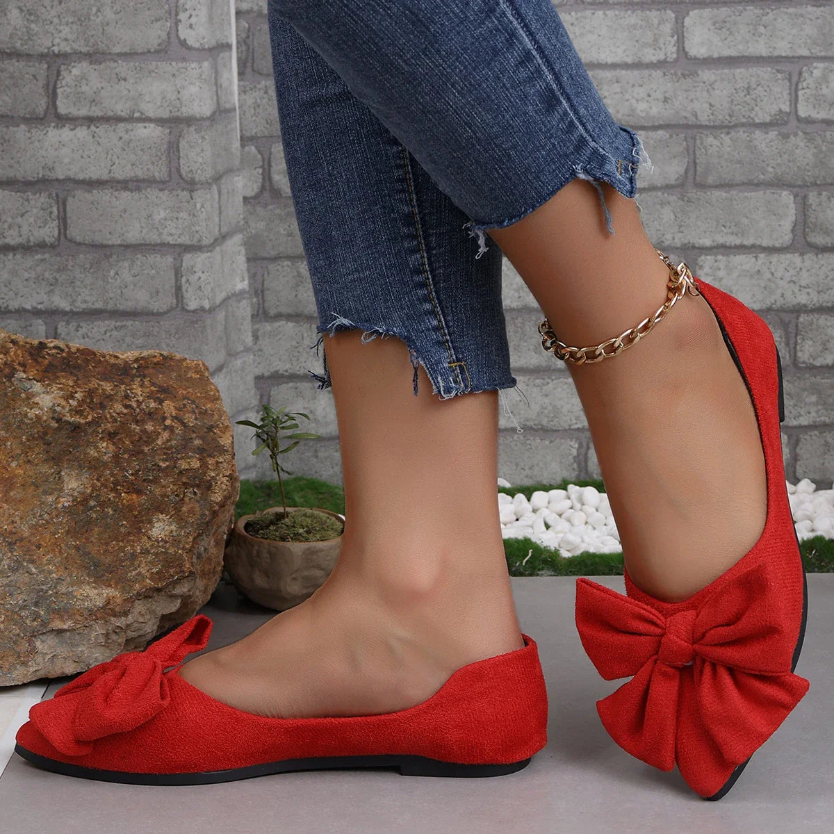 Women's big bow flat shoes with pointed toe and low heels, in black color