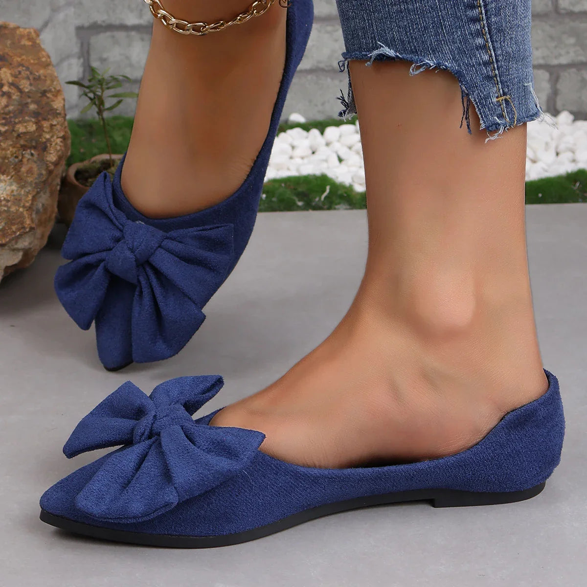 Women's big bow flat shoes with pointed toe and low heels, in black color