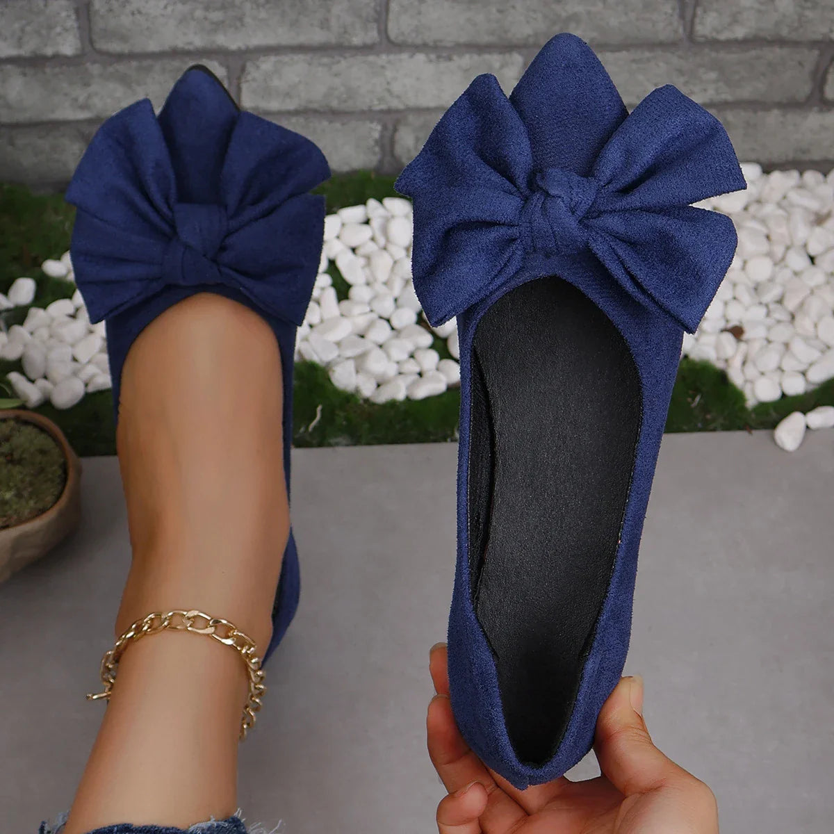 Women's big bow flat shoes with pointed toe and low heels, in black color