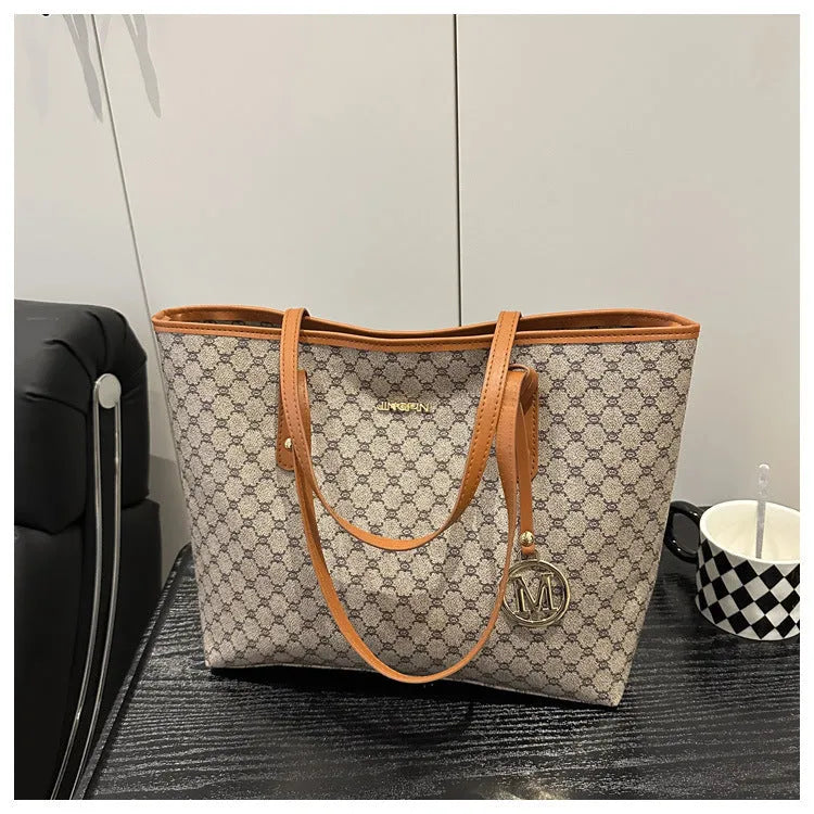 PU shoulder bag in street trend style with sewing thread details, showing 42cm width and 22.5cm handle.