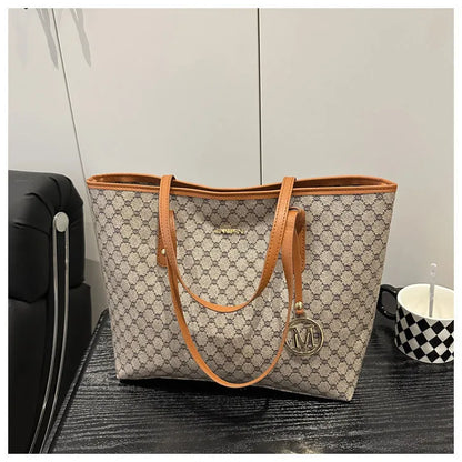 PU shoulder bag in street trend style with sewing thread details, showing 42cm width and 22.5cm handle.