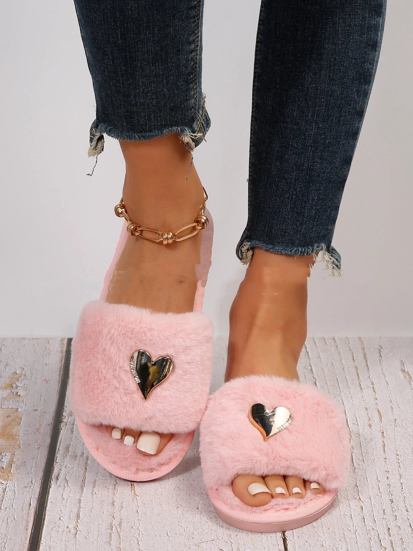 Cozy women's faux fur slippers with heart pendant in various colors
