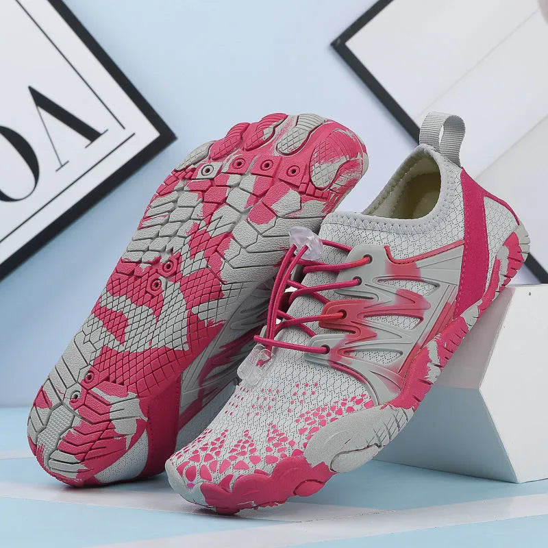 Quick-drying mesh wading shoes with lace-up front and non-slip rubber soles