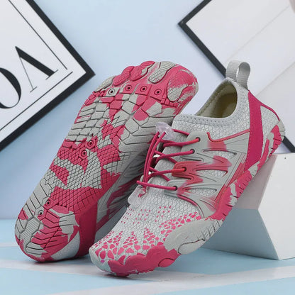 Quick-drying mesh wading shoes with lace-up front and non-slip rubber soles