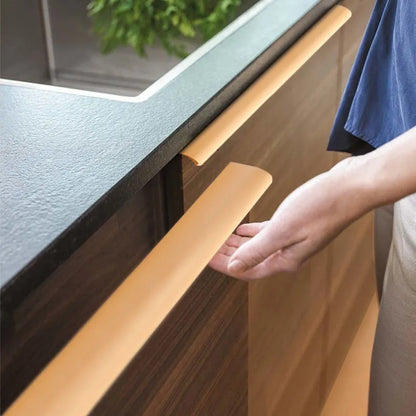 No-drill hidden cabinet handle in aluminium alloy, black or gold, long pull for wardrobe or kitchen door