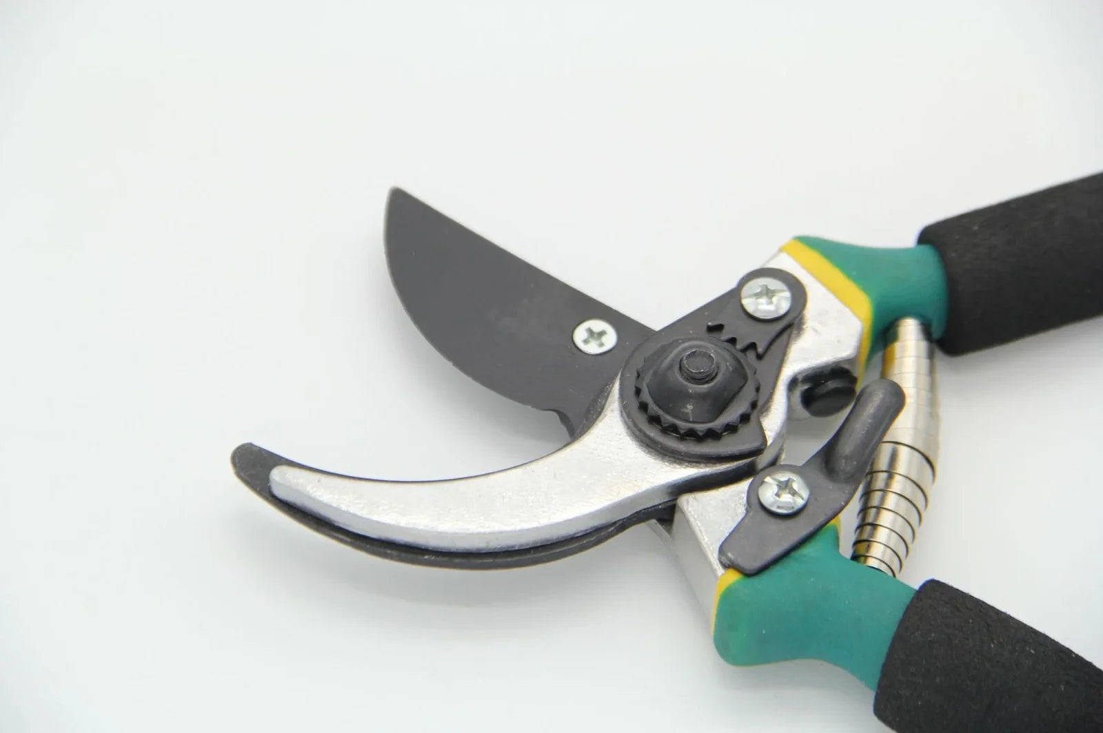 Yellow and green garden shears with 50# steel blades cutting 30mm branches