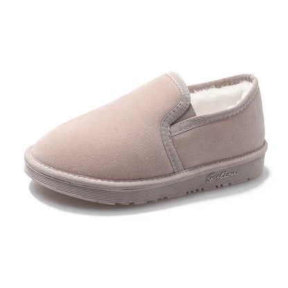 Fleece-lined flat snow boots with round toe design available in five colours with artificial wool lining