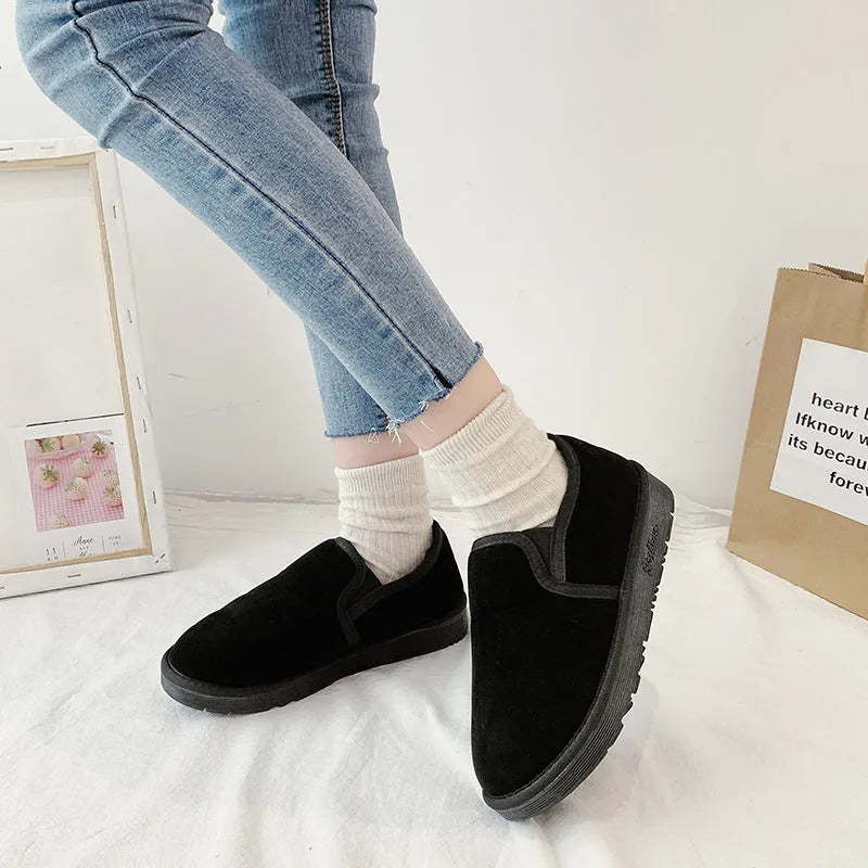 Fleece-lined flat snow boots with round toe design available in five colours with artificial wool lining
