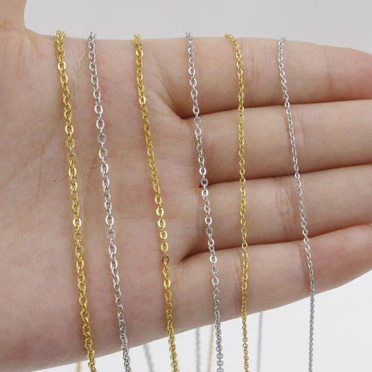Heart-shaped letter pendant necklace with clavicle chain in various metallic colors