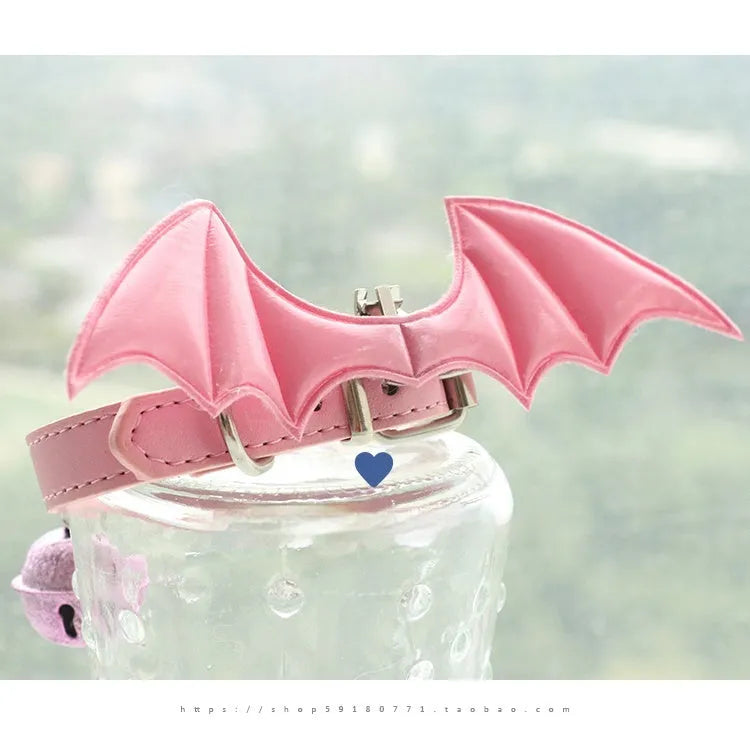 Adjustable leather choker with detachable wing elements in patent leather satin finish