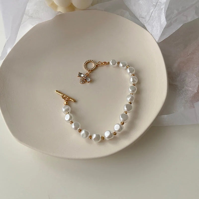 Elegant natural stone and pearl bracelet with a dazzling pendant design, perfect for enhancing any outfit