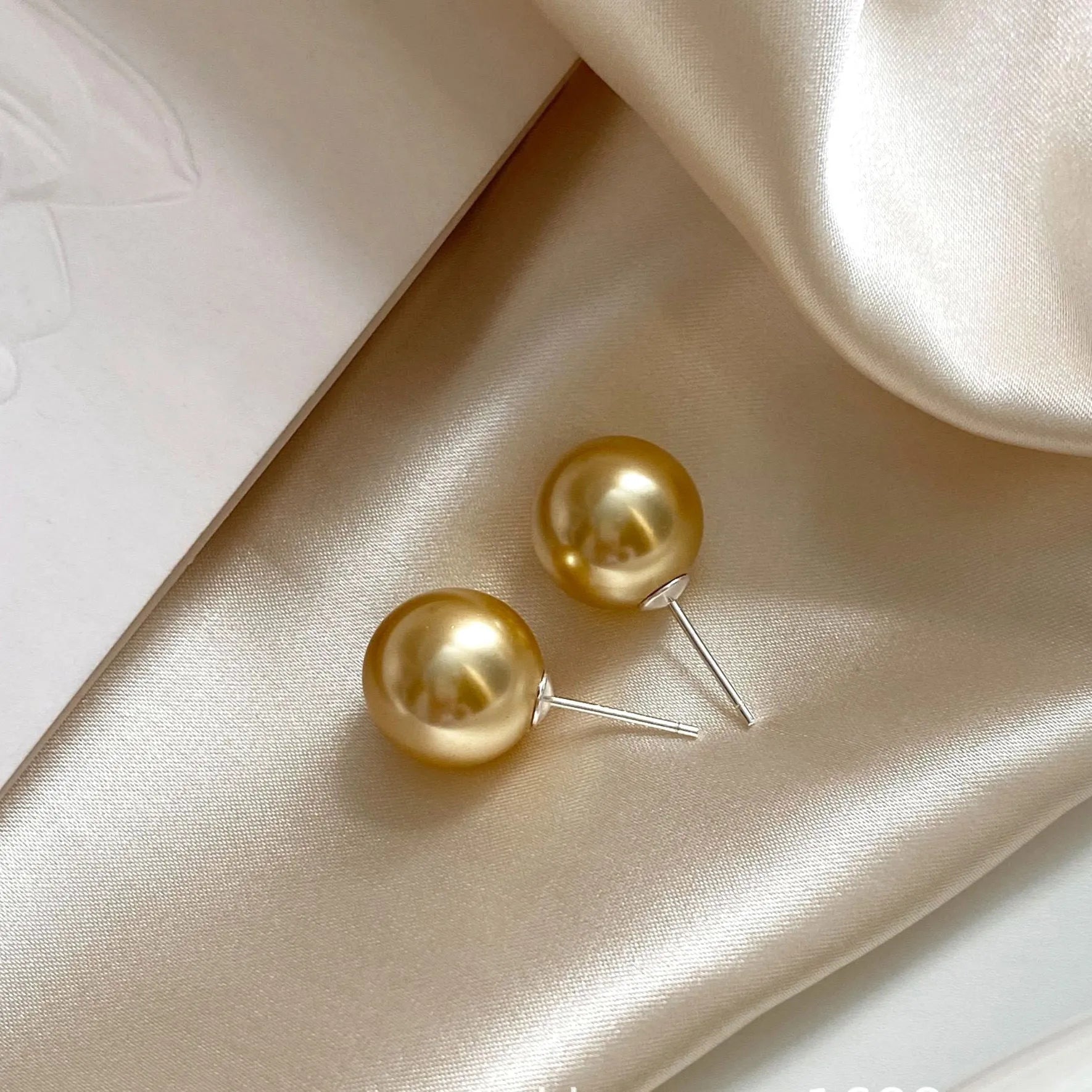 Large pearl stud earrings with geometric retro design and star elements in silver