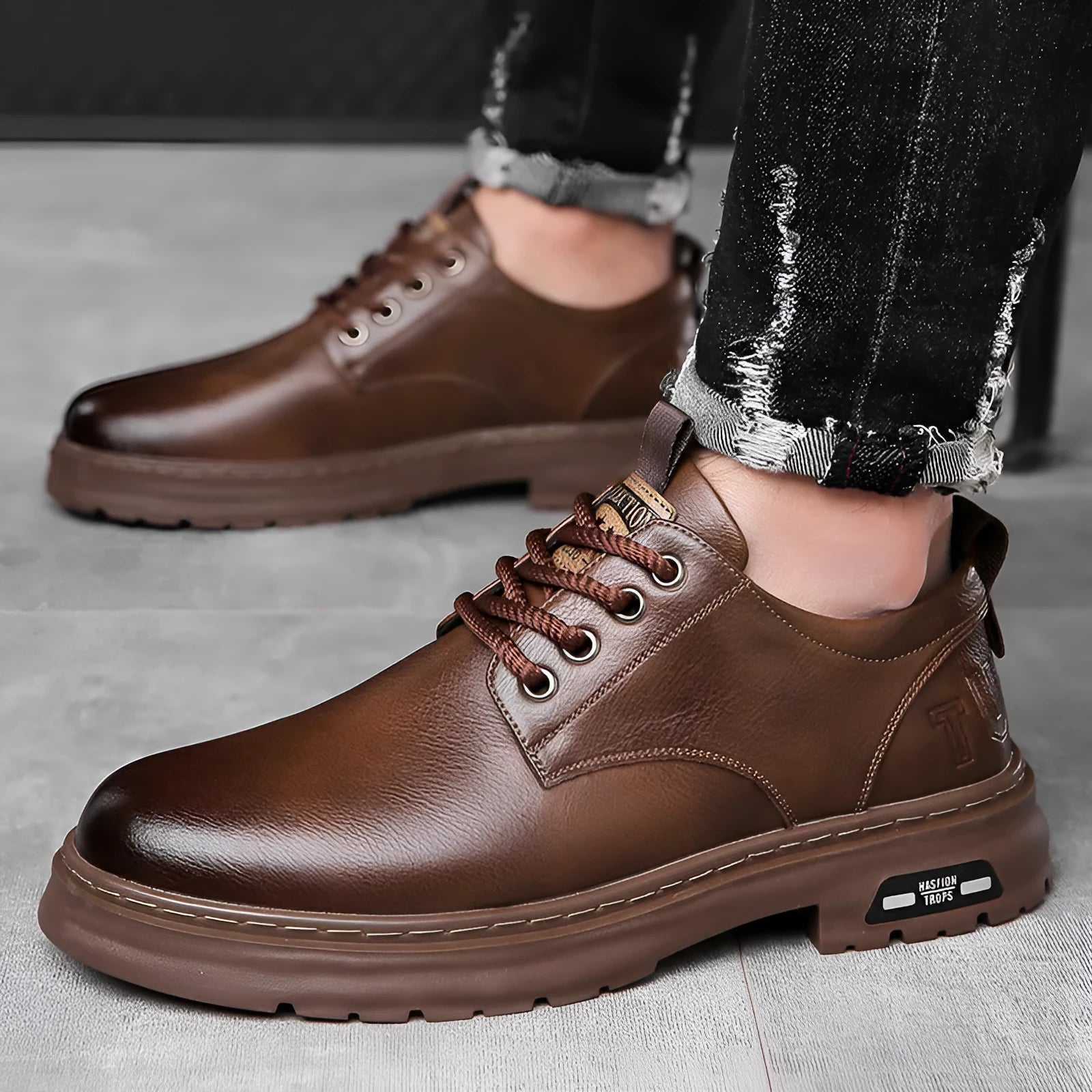 Retro men's casual shoes in black and brown with round toe and flat square heel