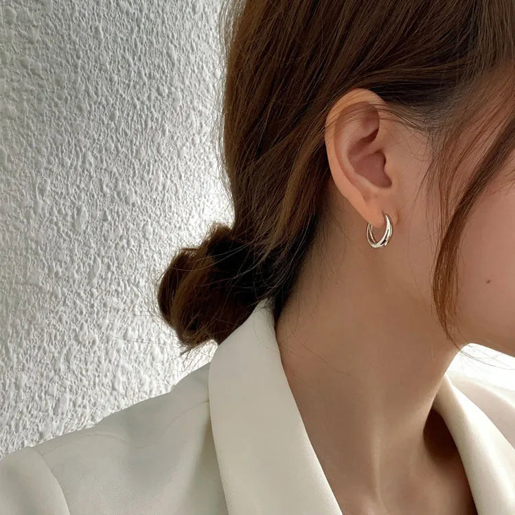 Women's retro minimalist water drop earrings in geometric round shape available in gold or silver colour with three size options