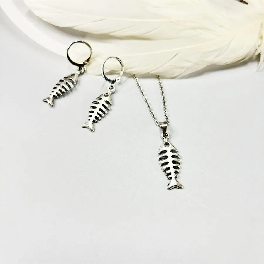 Fishbone pendant necklace with adjustable chain and matching earrings in retro style, showing O-shaped chain design