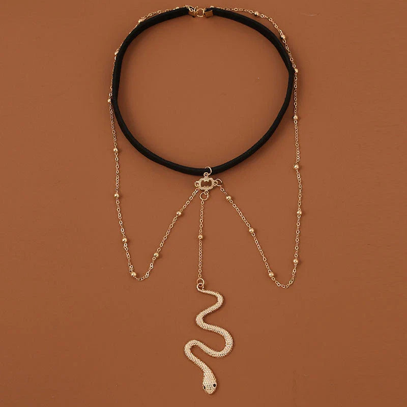 Glamorous Bohemian-style leg chain with snake pendant and metal beads, a unique and fashionable beach accessory