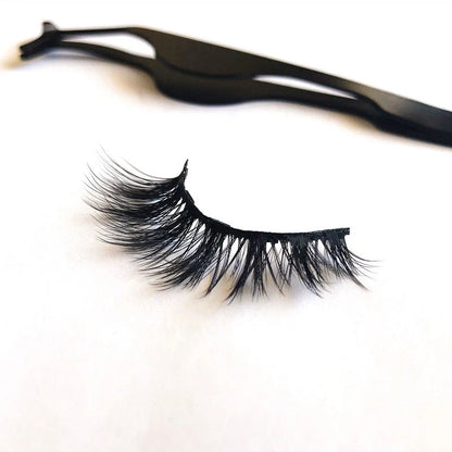 Magnetic false eyelashes for a voluminous, natural look without glue.