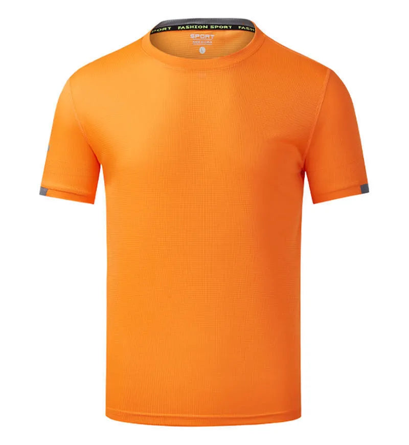 Man wearing a solid colour ice silk quick-drying short sleeve sports shirt