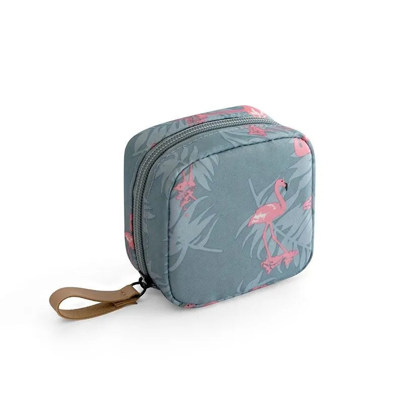 Cube-shaped makeup storage bag in cloth material with 15cm dimensions