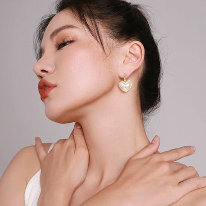 Gold-coloured alloy women's ear clips with contemporary niche fashion design