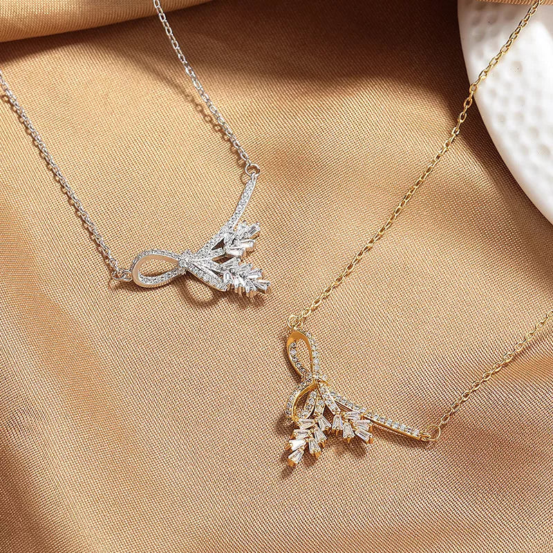 Women's wheat tassel necklace with leaf-shaped pendant and O-shaped chain in silver and gold