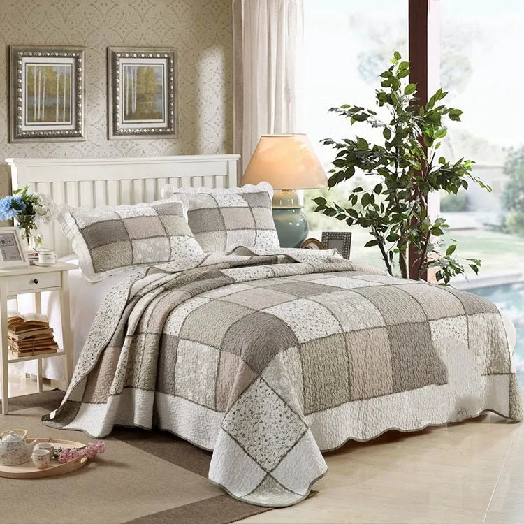 Pure cotton quilted three-piece bedding set showing 230 × 250cm bedspread and 50 × 70cm pillowcases with 68*64 fabric density