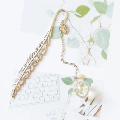 Dried flower bookmark with alloy frame measuring 12x2cm in Blue starry sky colour