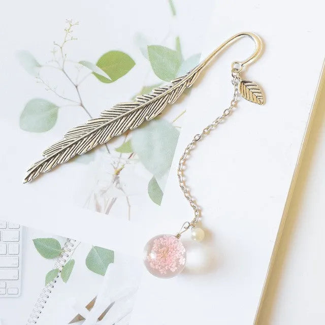 Dried flower bookmark with alloy frame measuring 12x2cm in Blue starry sky colour