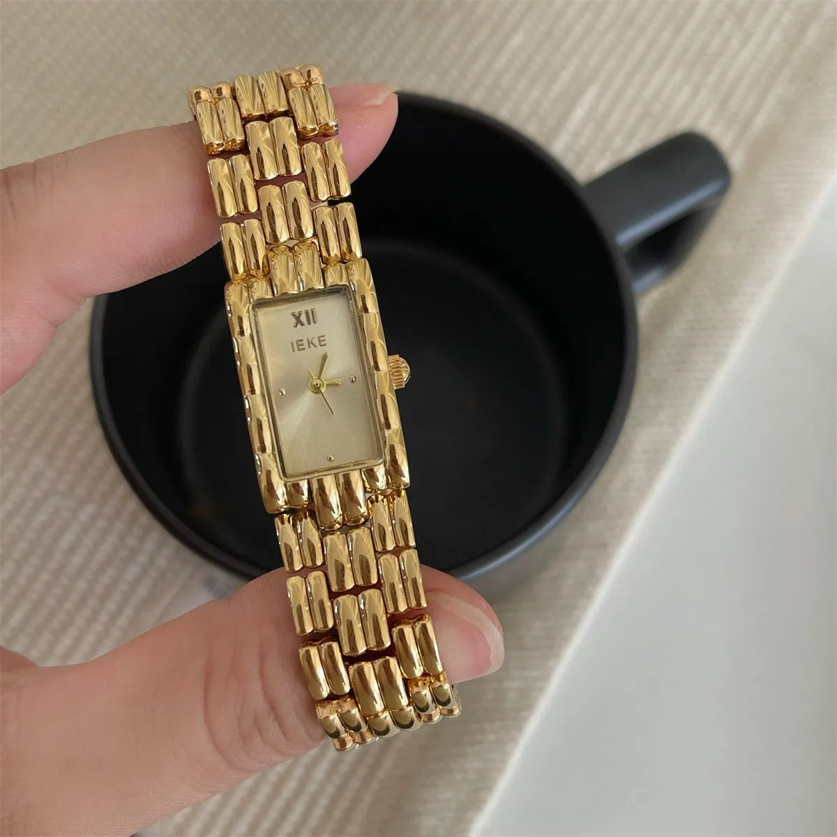Bracelet-style women's watch with 15mm dial, 7mm thickness, mineral glass, and butterfly buckle in silver or gold.