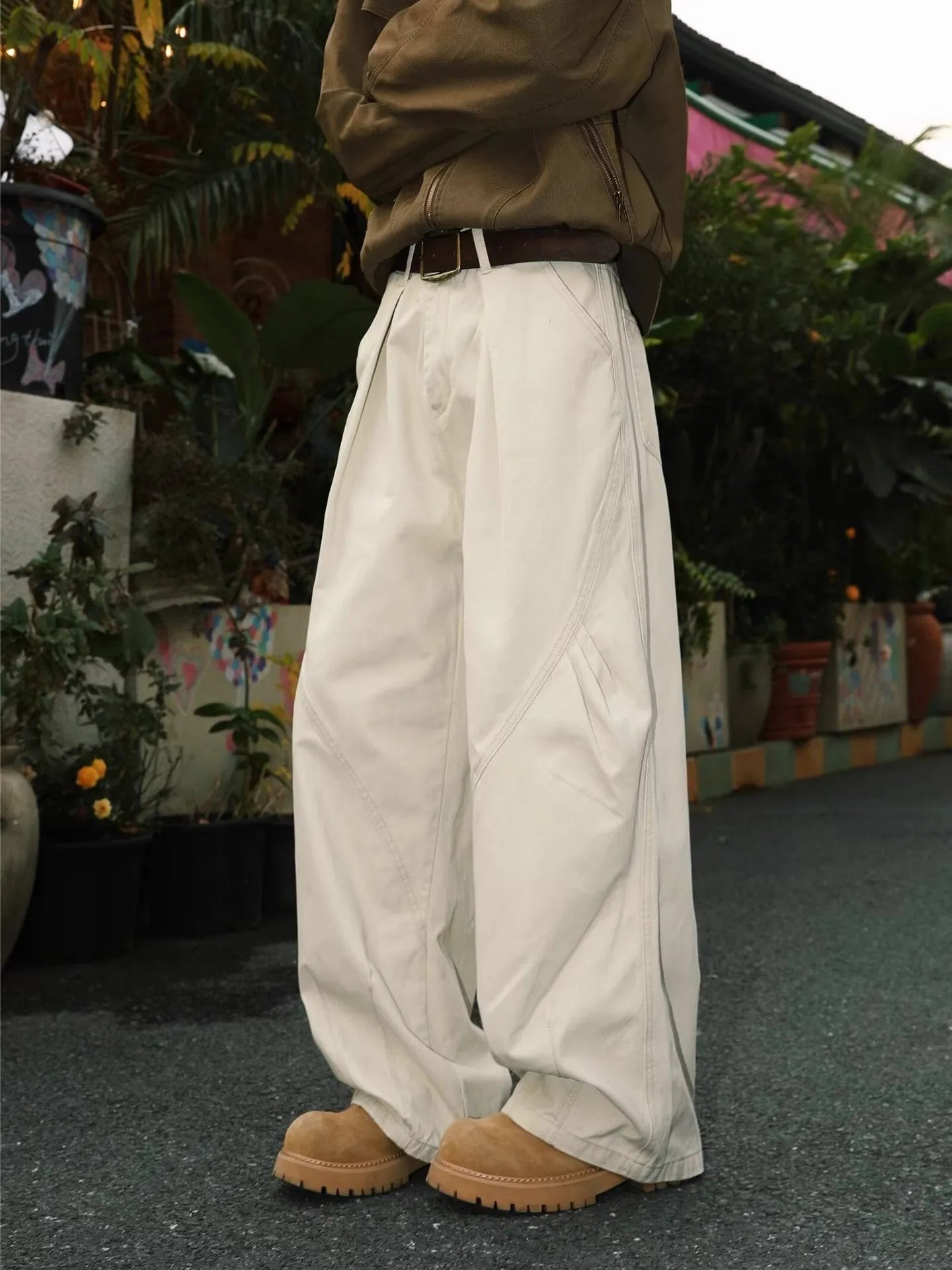 Men's pleated straight leg trousers with elastic waist in striped pattern