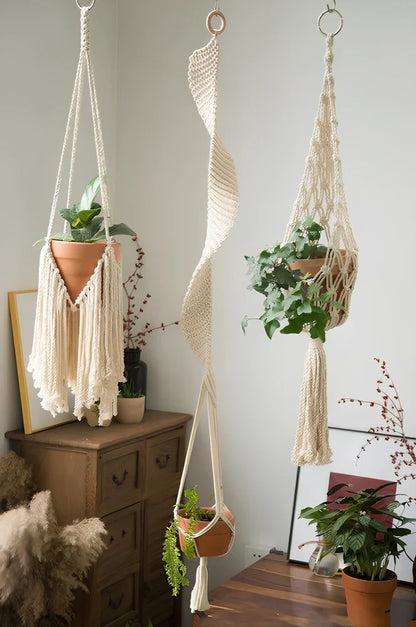 Hand-woven Scandinavian spider plant net bag measuring 30cm by 20cm with rectangular shape and natural fibre construction