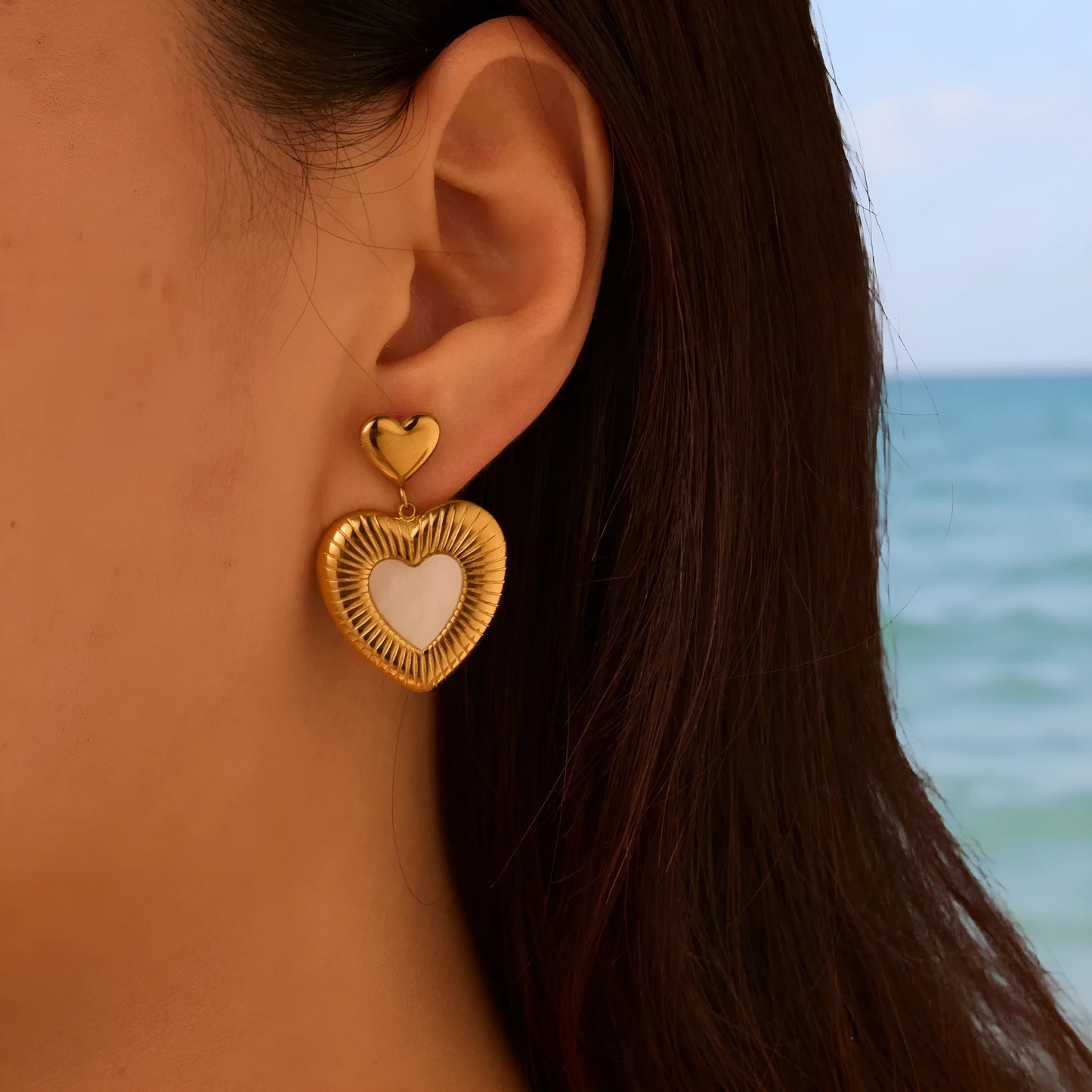 Gold-colour heart-shaped earrings with white fritillary design on stainless steel with electroplating