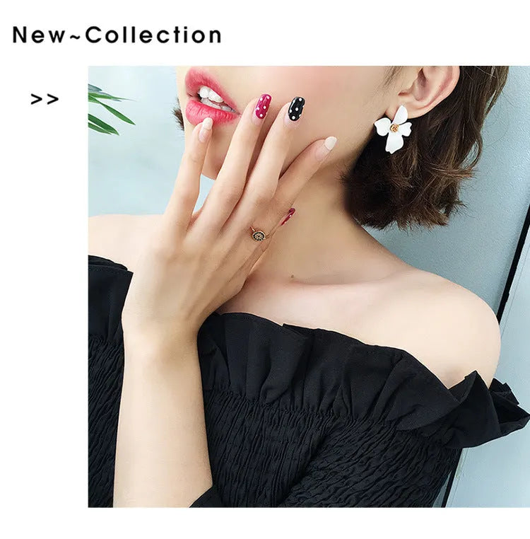 Flower-shaped stud earrings for women in white or pink electroplated finish