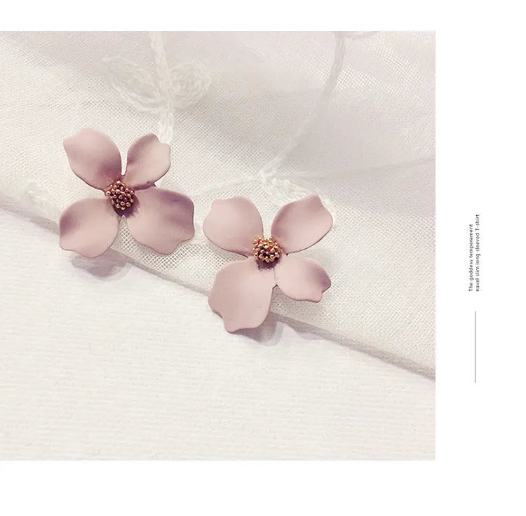 Flower-shaped stud earrings for women in white or pink electroplated finish
