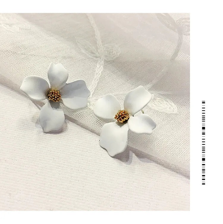 Flower-shaped stud earrings for women in white or pink electroplated finish