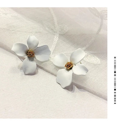 Flower-shaped stud earrings for women in white or pink electroplated finish