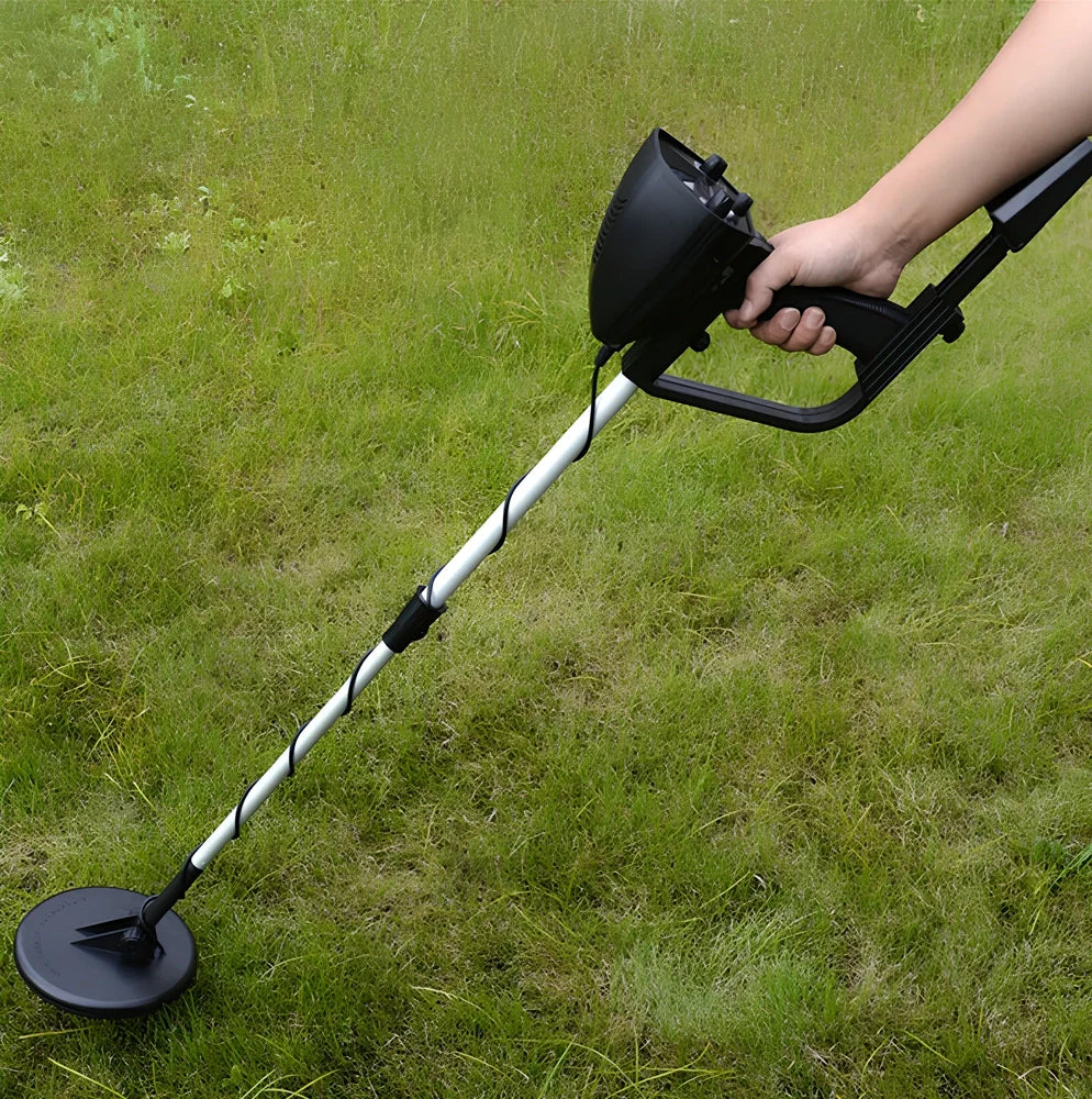 Underground metal detector with 1 metre range, 545x220x110 mm size for beginner coin detection