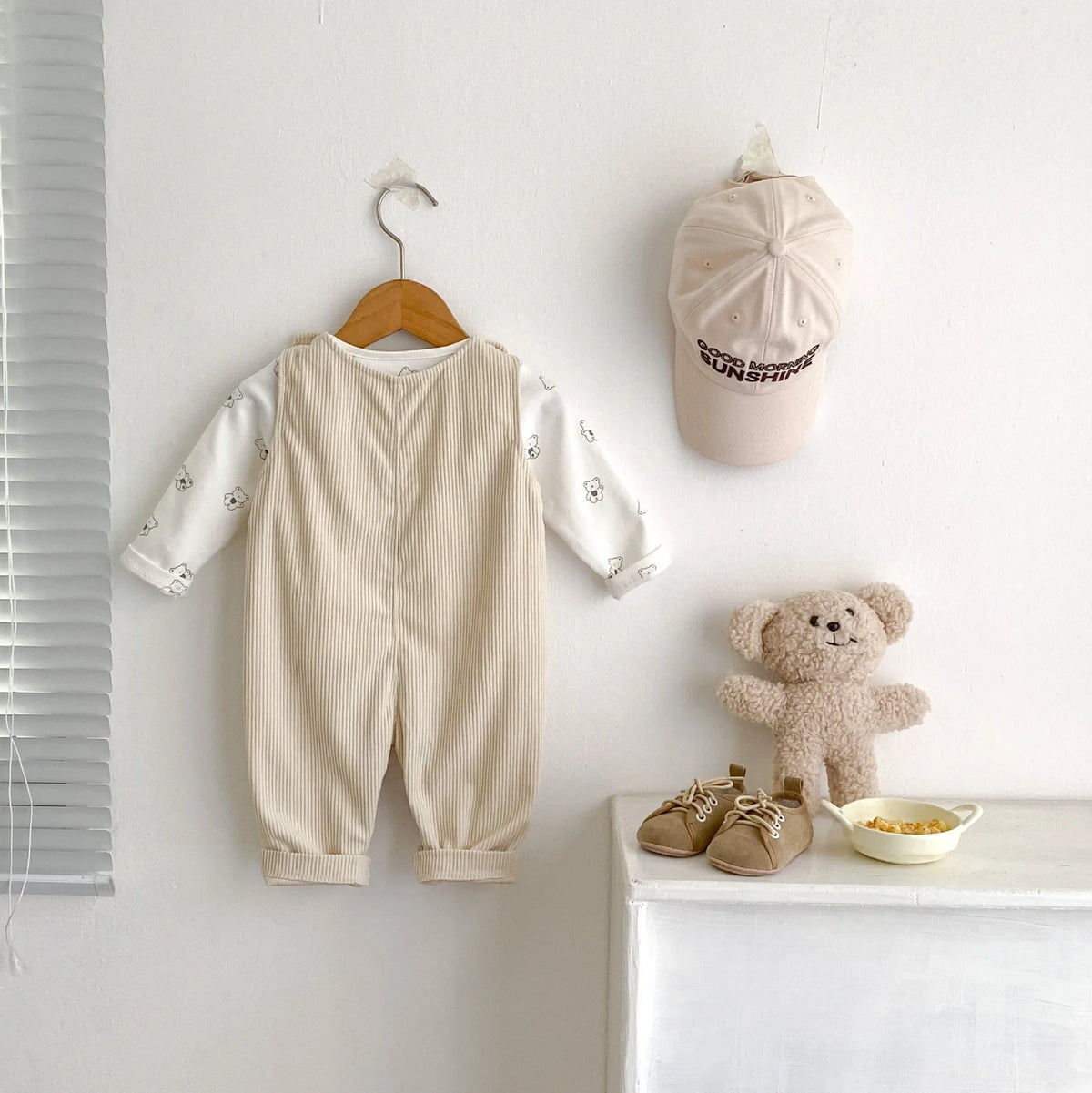 Infant clothing set with suspenders on corduroy trousers and long sleeve top