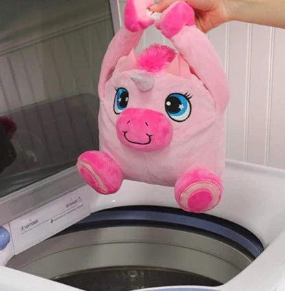 A colorful insulated lunch bag featuring animal designs, perfect for keeping meals and snacks fresh and organized on-the-go.